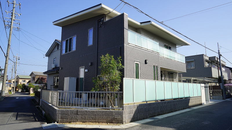 角地に建つ モダンでスタイリッシュなクローズ外構