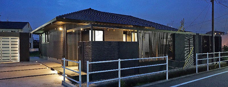 平屋 寄棟ヘーベルハウス 外壁メテオブルー の貴重な外観のスケール感のある和モダン外構です